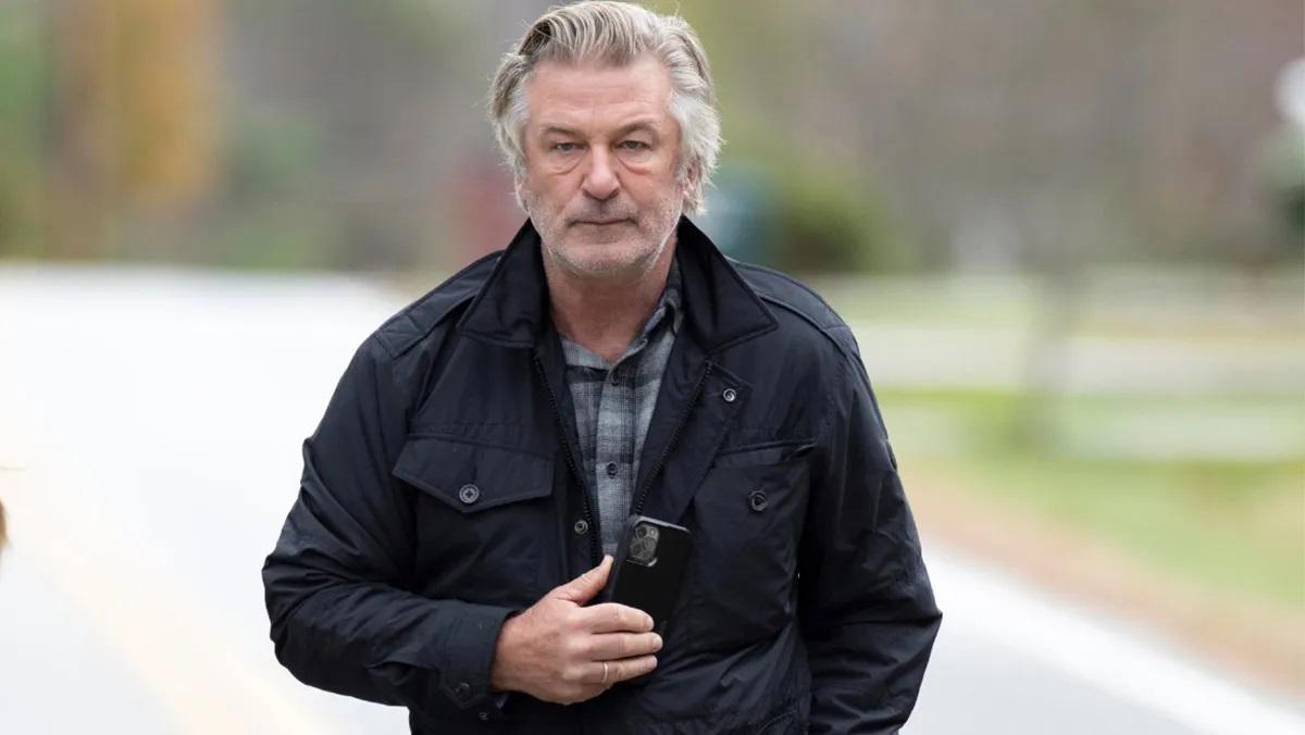 Alec Baldwin irá a juicio en julio por tiro mortal en set de “Rust”