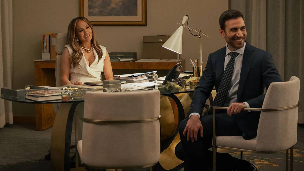 Jennifer López presume de la buena química que tiene con su colega, Brett Goldstein