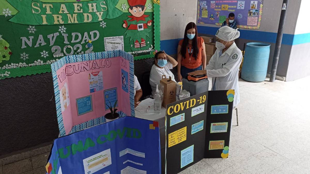 Personal de salud orienta a la población.