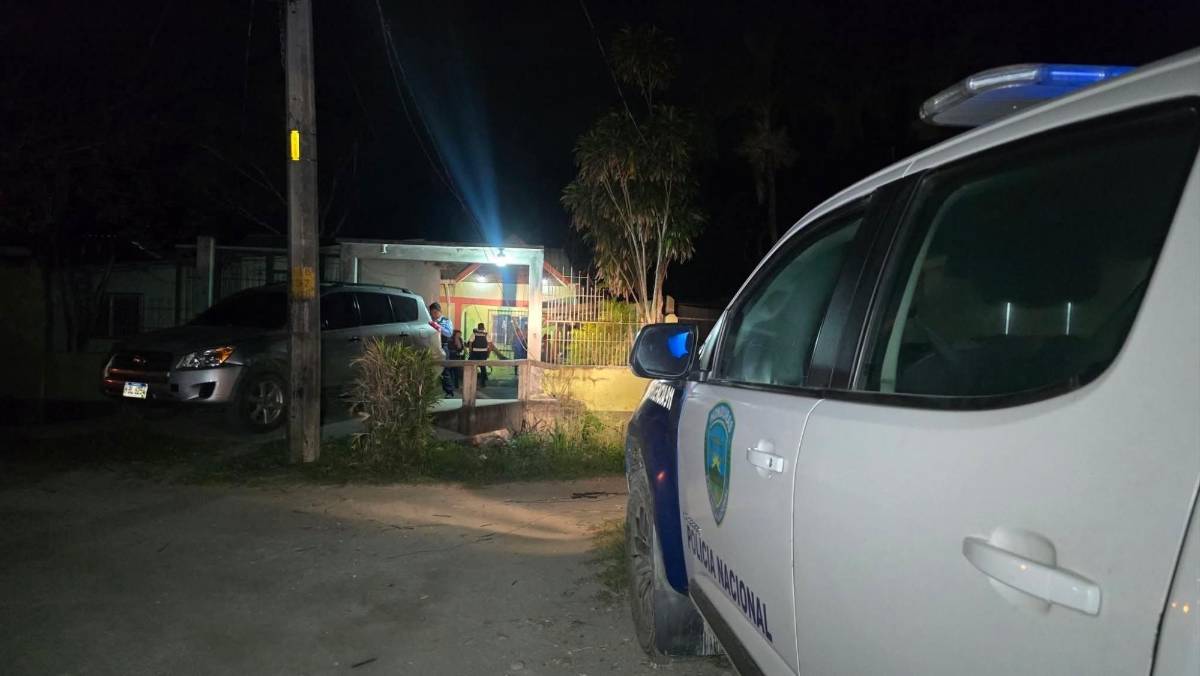 Mata a padrastro que lo crió desde los cuatro años; madre y hermano resultan heridos