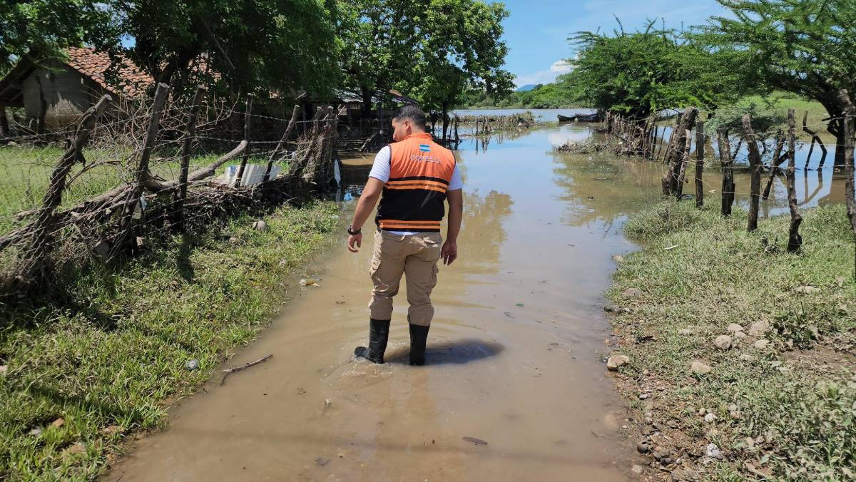 Fuertes lluvias inundan El Cubulero y afectan a decenas de familias
