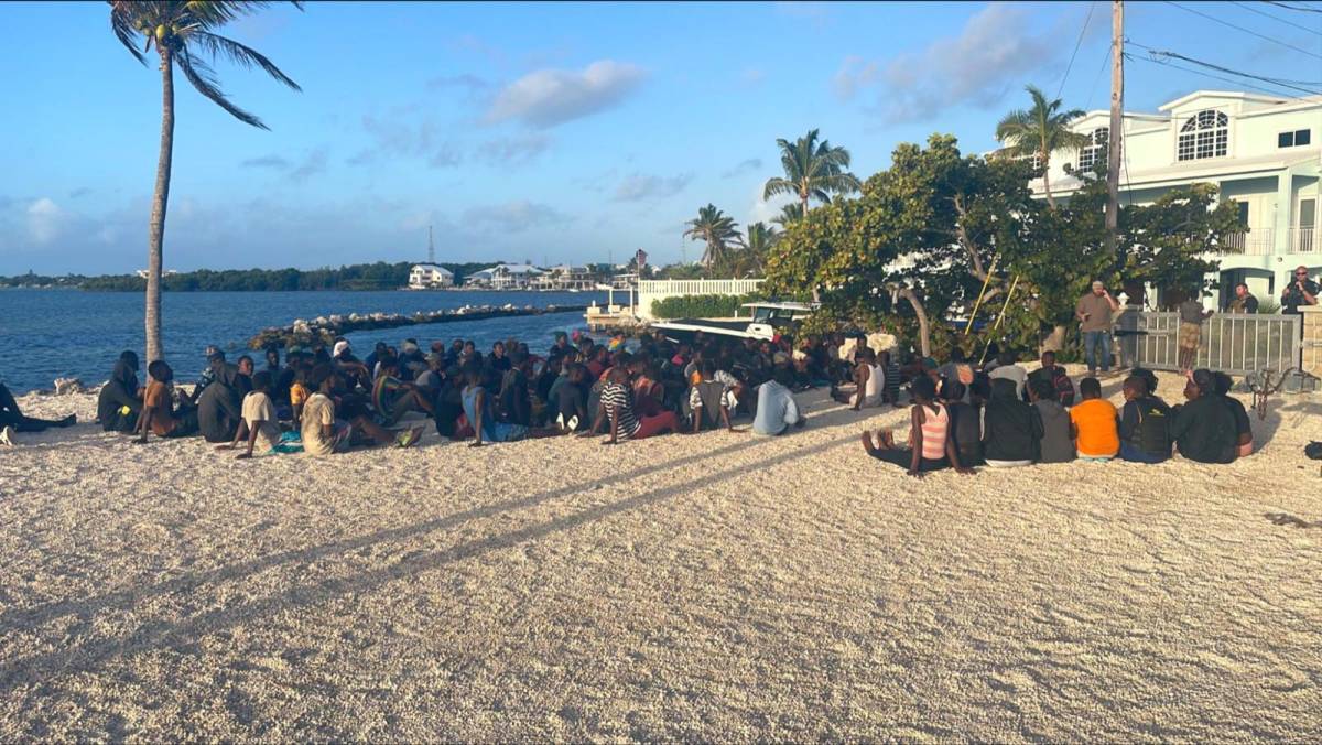 Un velero con un centenar de migrantes burla la vigilancia y llega a Florida