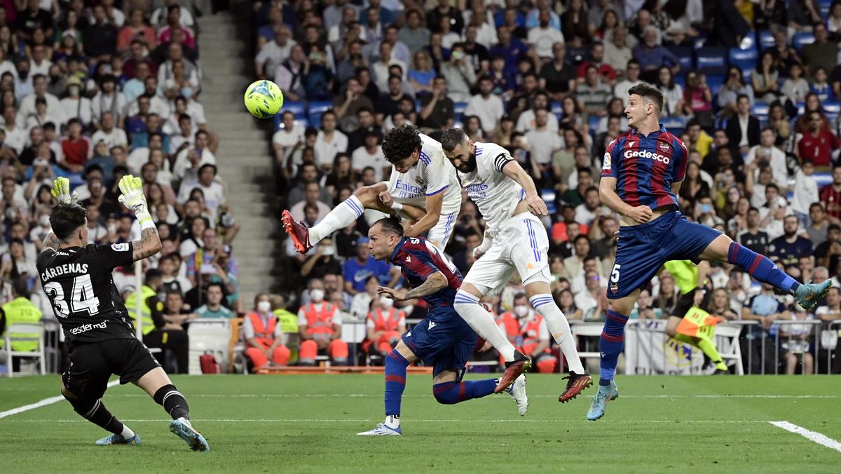 Así marcó Karim Benzema, con este remate de cabeza, su gol ante el Levante.