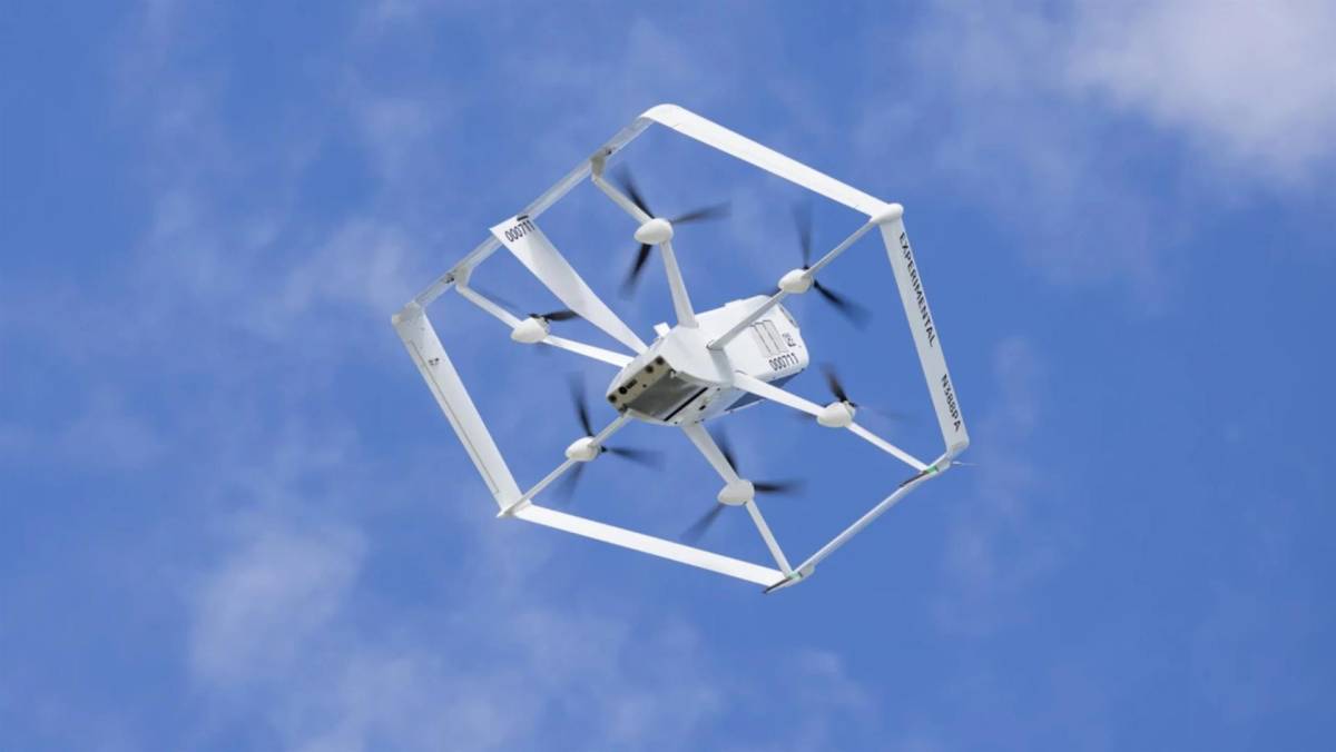 El dron MK 27 con diseño hexagonal, ha sido diseñado para mejorar su capacidad de vuelo y reducir las ondas de sonido de alta frecuencia. Fotografía: EFE/Amazon