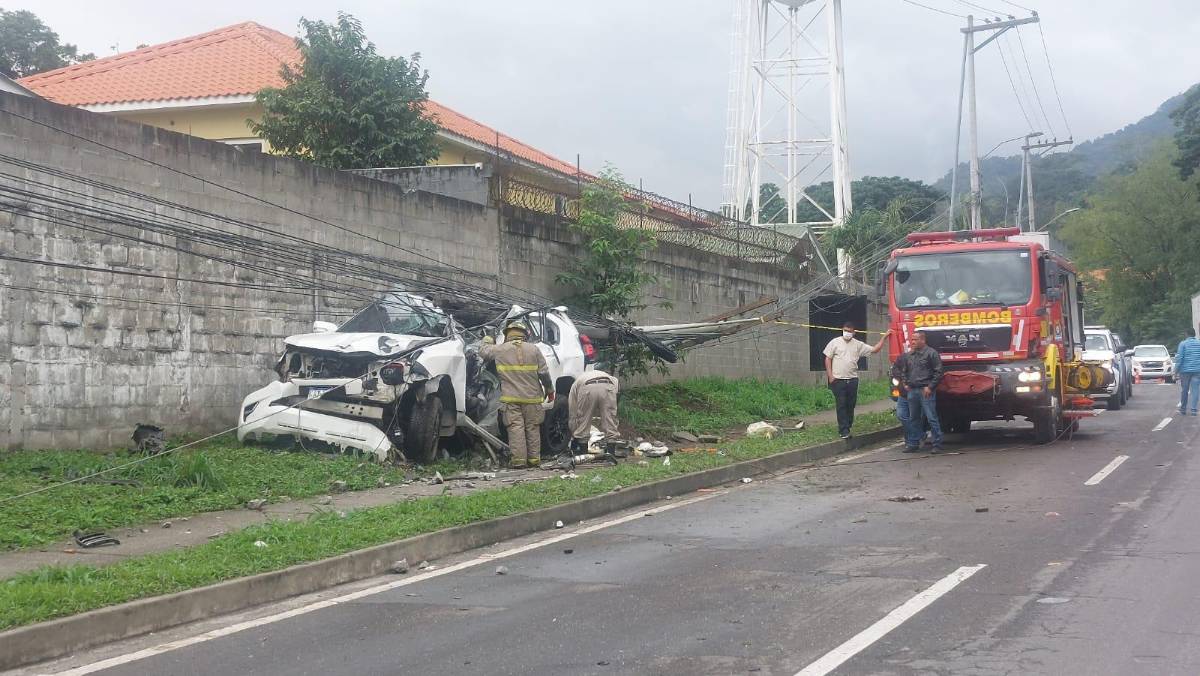 Madrugada mortal: violento impacto deja a ingeniero muerto y atrapado entre el hierro