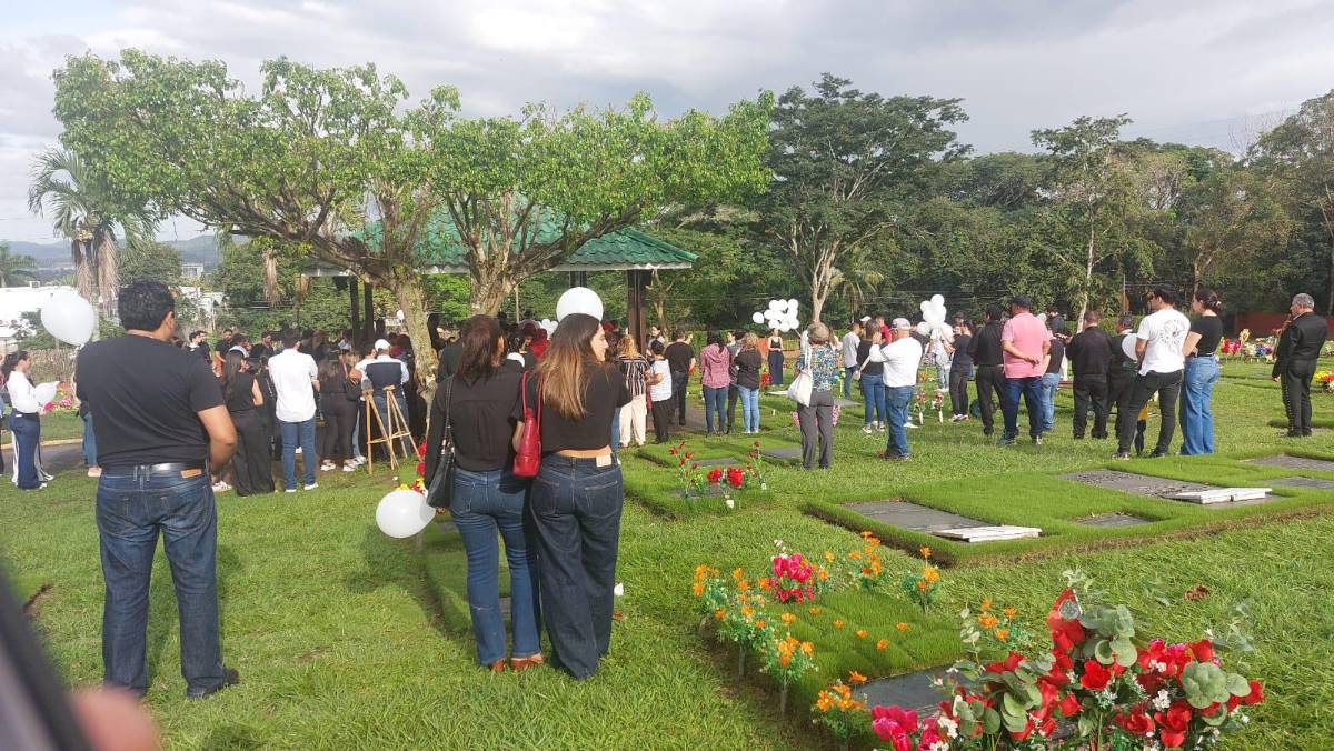 Entre llantos y dolor, despiden a la joven María Fernanda en SPS