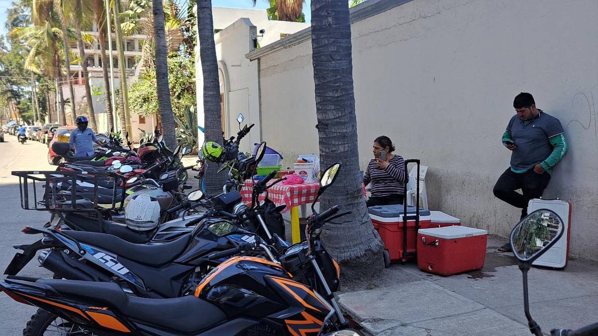 Filósofo corre a albañil por comer frente a su casa y desata ola de protestas en México