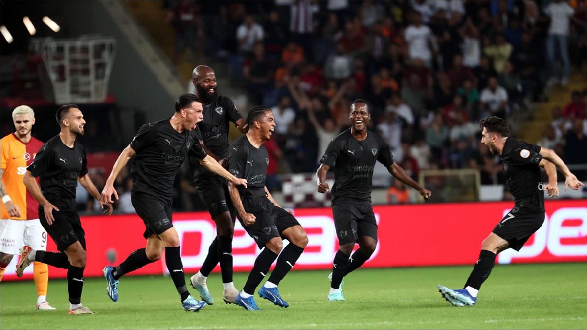 La celebración de Rigo Rivas y sus compañeros tras ganar al Galatasaray.