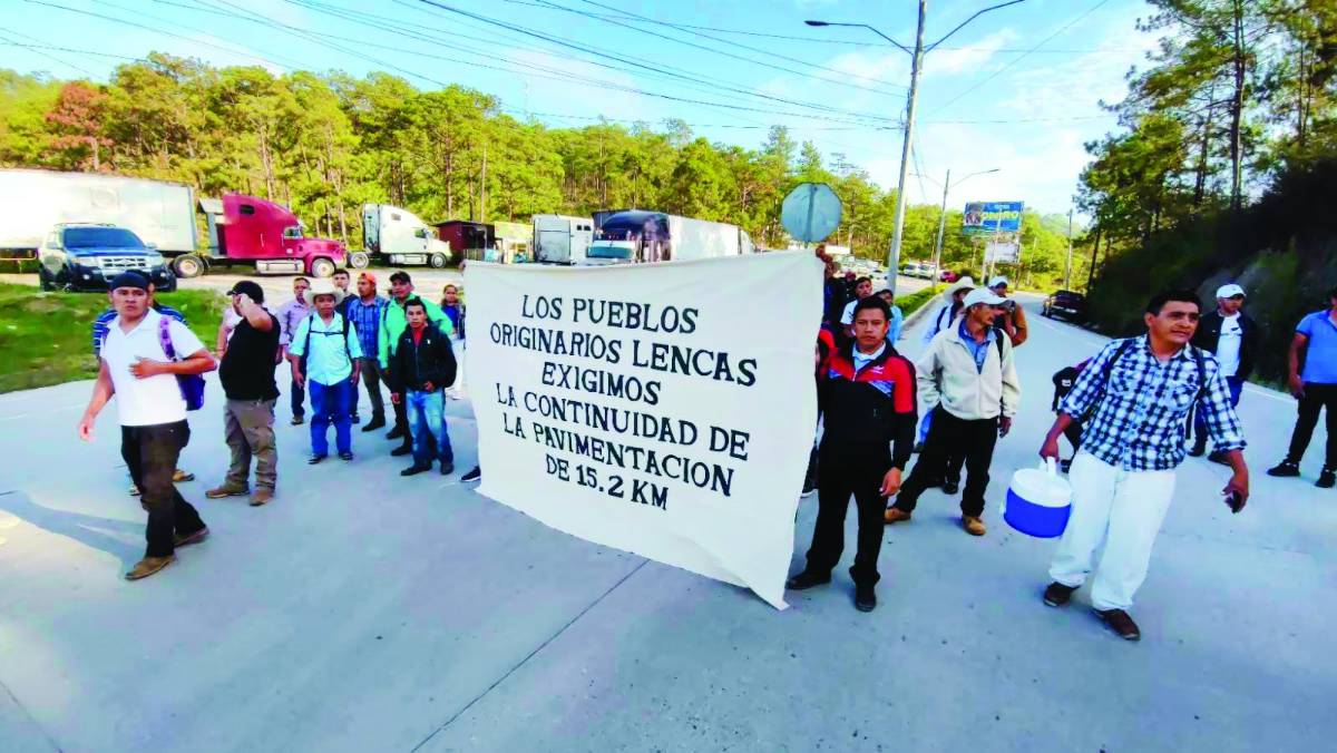 La carretera CA-4 estuvo obstaculizada por varias horas, lo que generó congestionamiento vial.