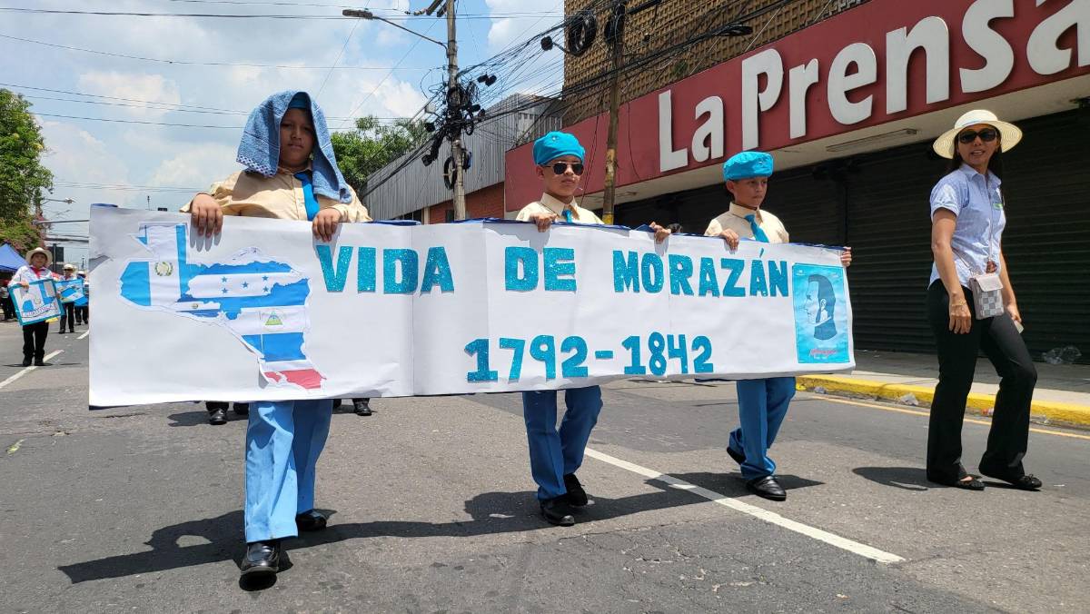 En cada desfile, los estudiantes destacan la vida de próceres como Francisco Morazán.