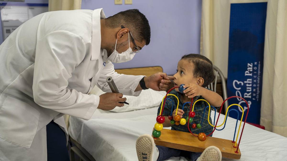 Dylan Abdiel, de cuatro añitos, durante una revisión con el doctor Iván Jovel, Otorrinolaringólogo de la Fundación Ruth Paz.