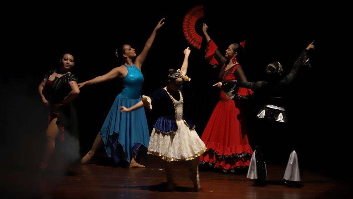 Alumnas de Bellas Artes impactan con su show “Fast Forward & Rewind”