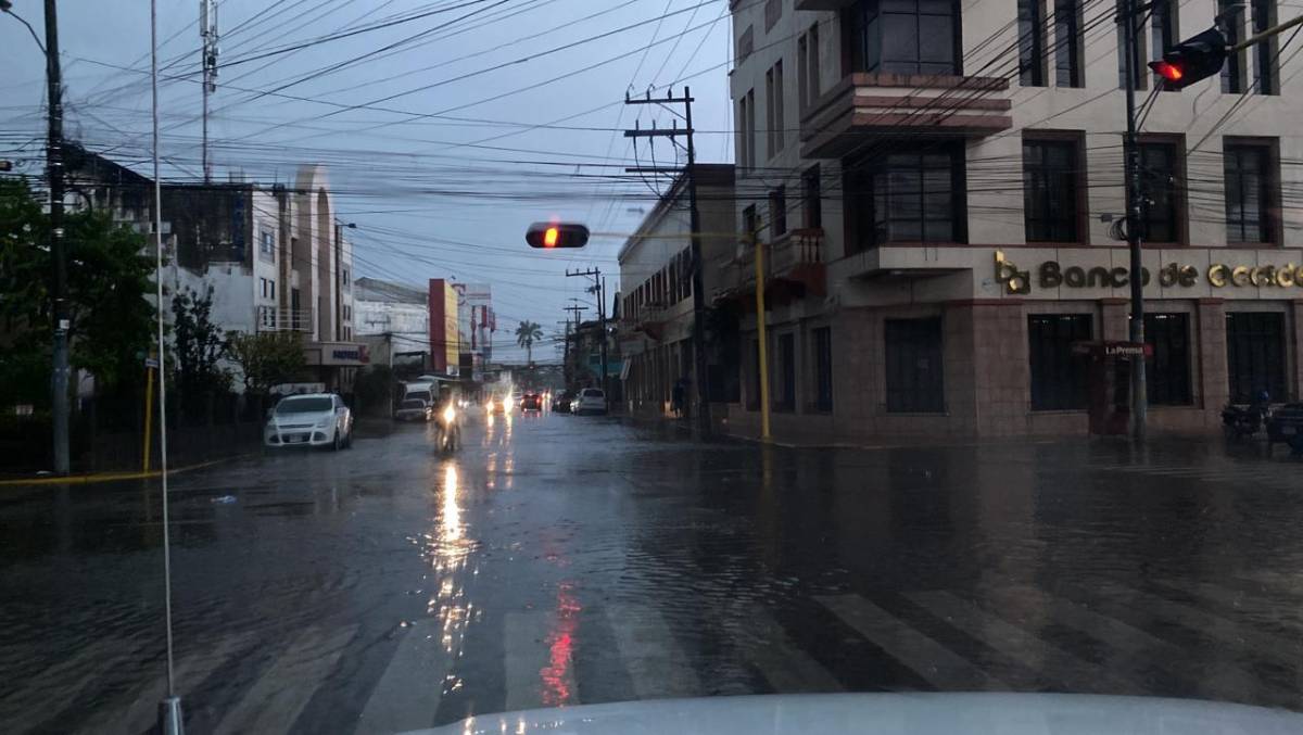 Lluvias sorprenden a ceibeños que estaban fatigados por el calor