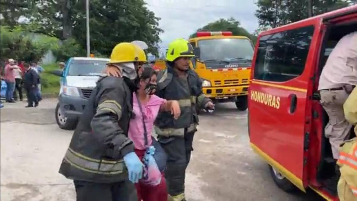 Los heridos fueron trasladados en ambulancias.