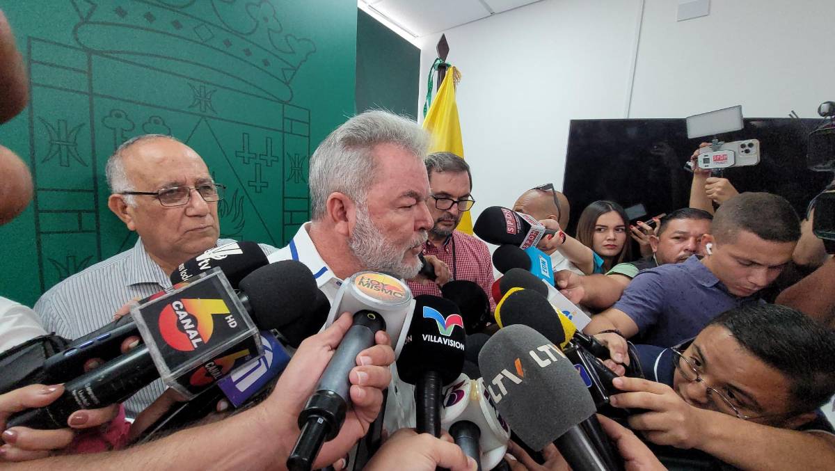 El alcalde de San Pedro Sula, Roberto Contreras, da declaraciones a los medios después que llegaran los agentes de la Atic a la Municipalidad.
