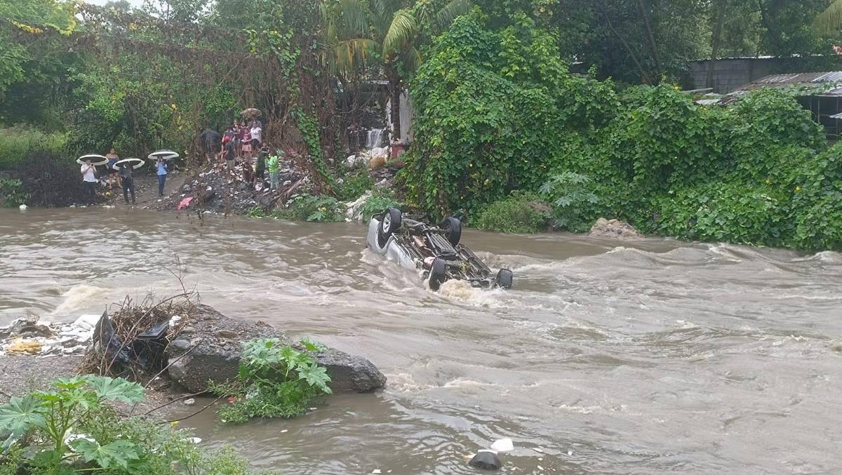 Tras una hora de angustia logran sacar carro de río en SPS