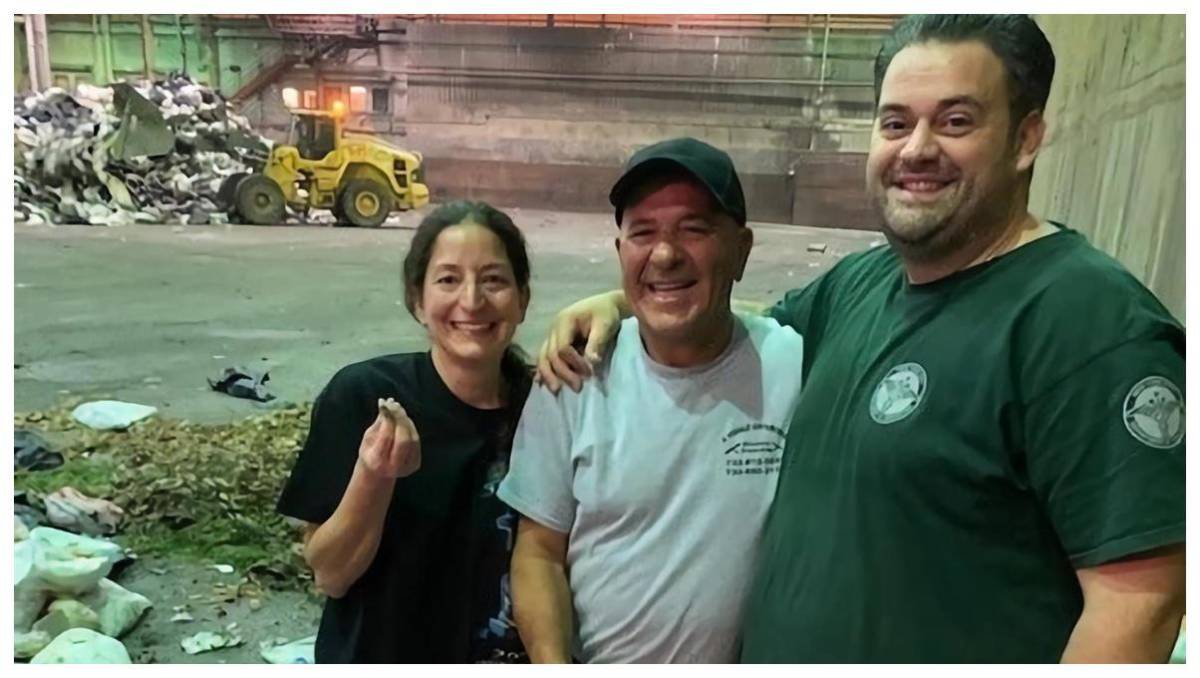 Recolectores de basura encuentran anillo y se lo devuelven a su dueña