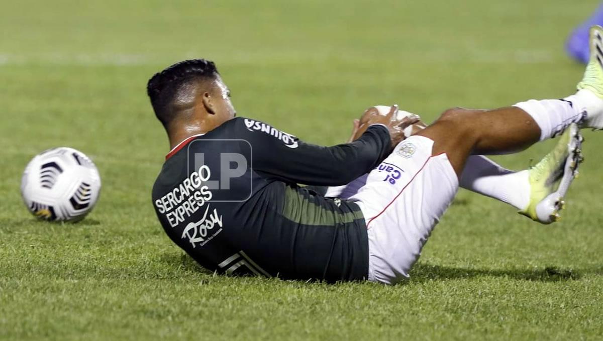 Emilio Izaguirre con gestos de dolor por la lesión en su rodilla izquierda.