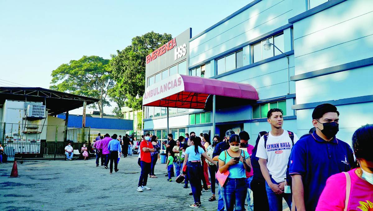 Derechohabientes aguardan su turno en el hospital regional del IHSS.