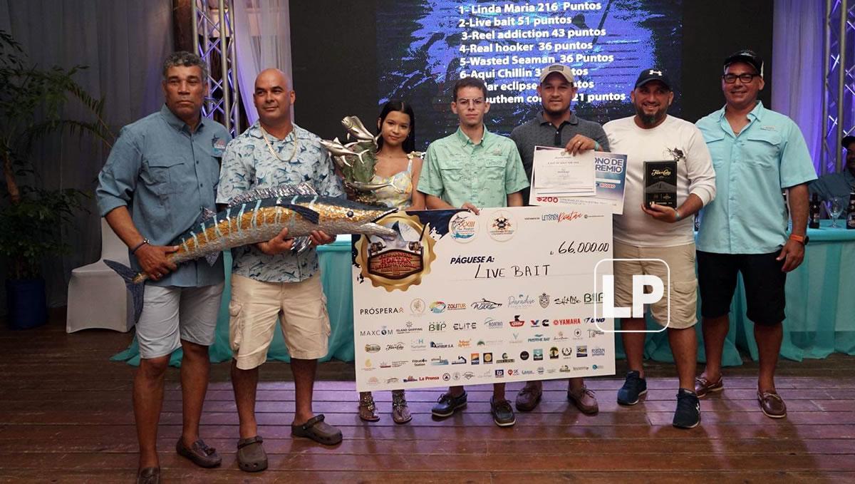 Los integrantes de Live Bait también posaron con su premio.