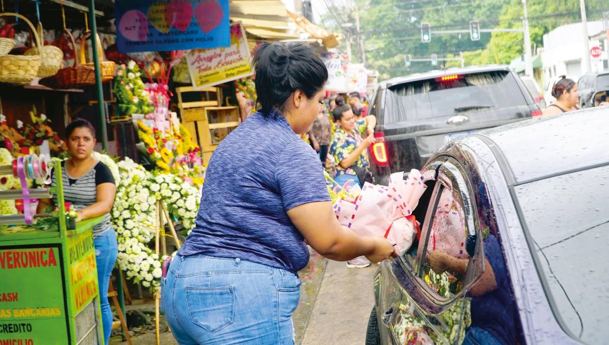 Ramos de hasta L10,000 venden en el mercado Guamilito en San Valentín