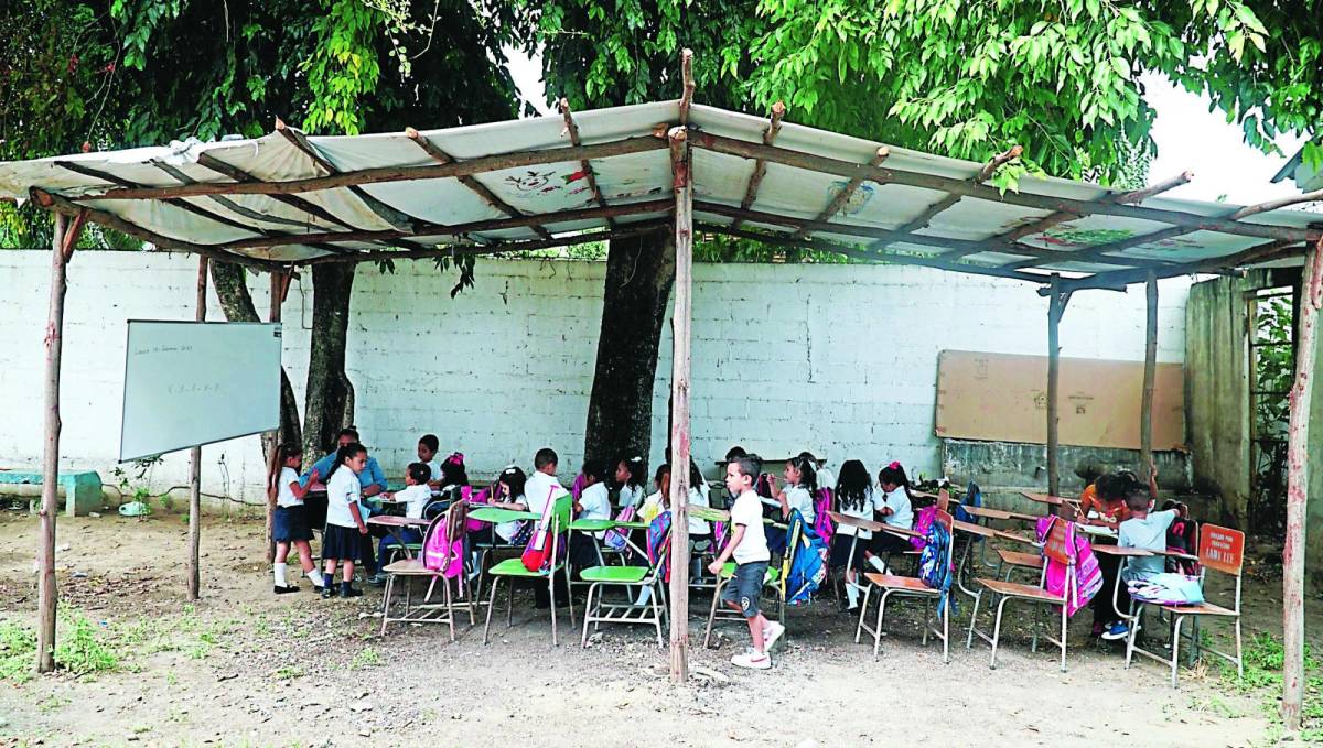 Los niños recibían clases bajo esta champa de toldos y maderos en el patio de la escuela. En ese espacio Shin Fujiyama construirá el nuevo módulo de dos niveles, el cual se plantea construir en tiempo récord previo a la temporada lluviosa y de huracanes en la región.