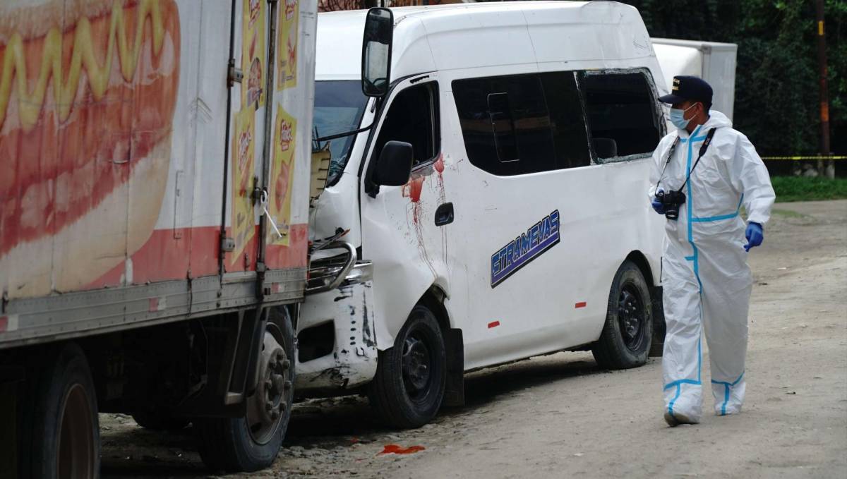 El conductor Roberto Antonio Pineda fue atacado a balazos en la 21 calle de la colonia Guadalupe en el bus que manejaba.