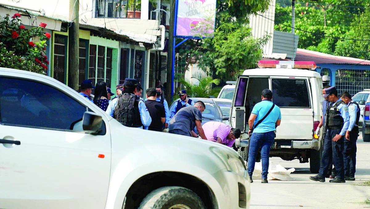 Las víctimas departían frente a una casa cuando las mataron.