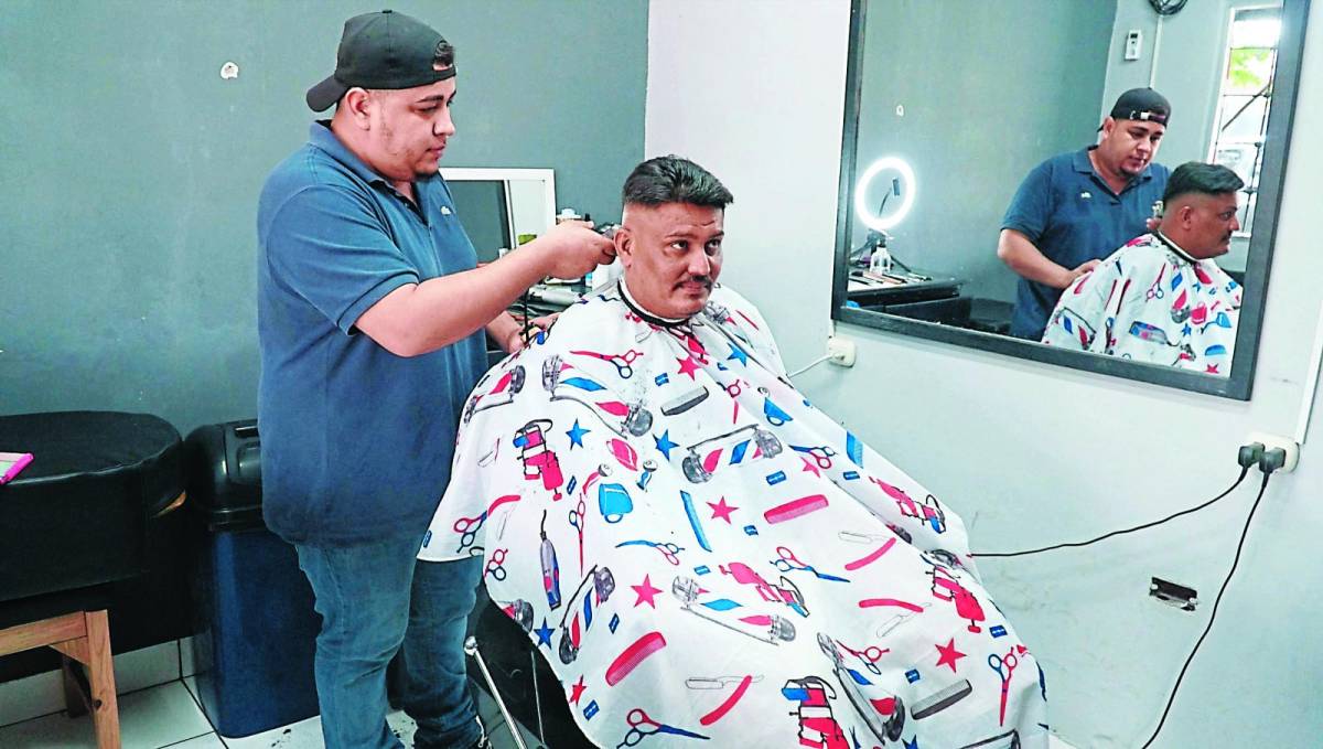 Junior Pérez comenzó a cortar pelo a los 11 años y logró abrir su barbería