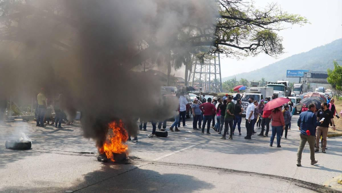 Forenses siguen bloqueando carretera para exigir mejor salario