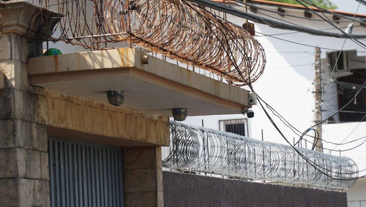 Si se tienen cámaras, se deben revisar antes de salir, y al entrar no detenerse si hay carros extraños.