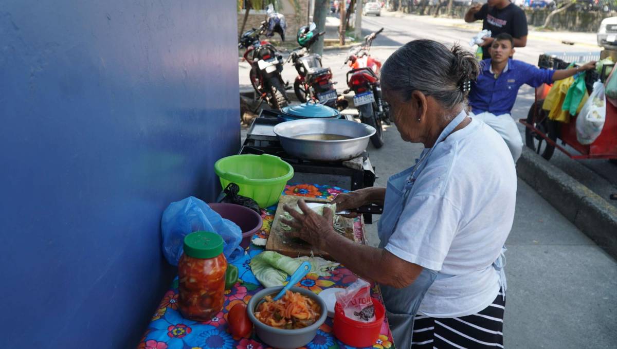 Doña María y sus populares pasteles forman parte de una tradición en el Barrio Guamilito.