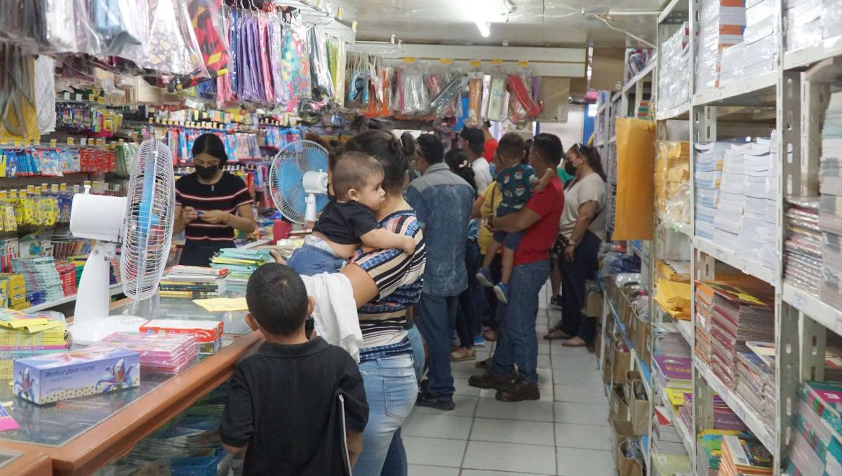 Un paquete básico para primaria y secundaria puede rondar los L800 y hasta los L1,000.