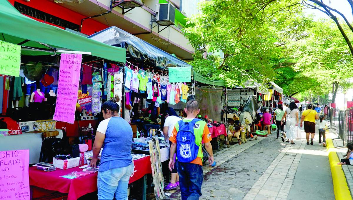 <b>Sampedranos caminan por el parque central. </b>