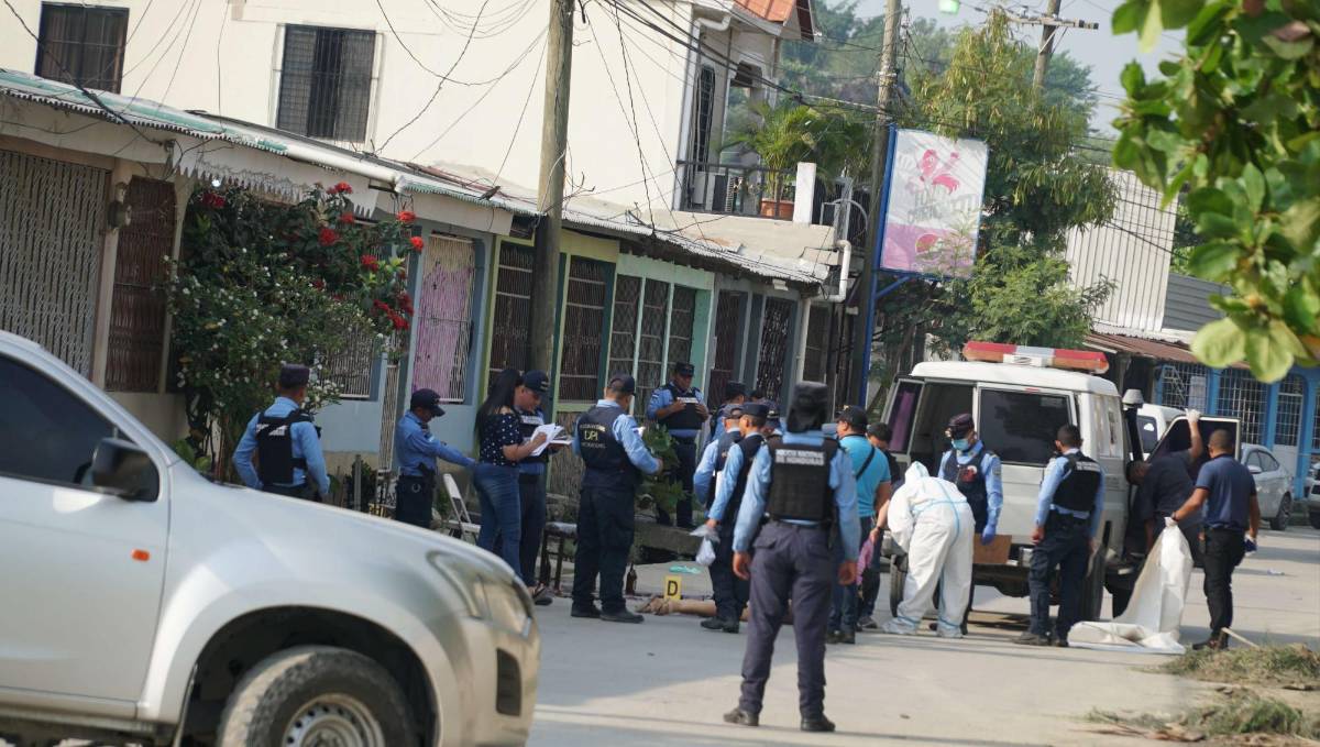 Los cuerpos de las cinco personas quedaron frente a la casa en la colonia Santa Martha.