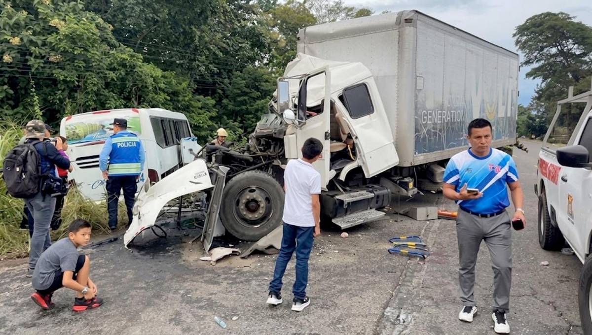 Al menos 40 personas iban en el bus accidentado en El Progreso: un muerto y menores heridos