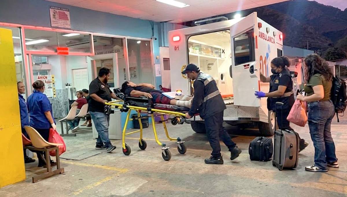 Al menos 40 personas iban en el bus accidentado en El Progreso: un muerto y menores heridos