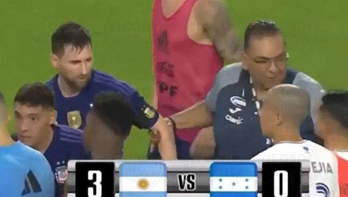 En un momento, el kinesiólogo de la Selección de Honduras tomó del brazo a Messi para que no se le fuera.