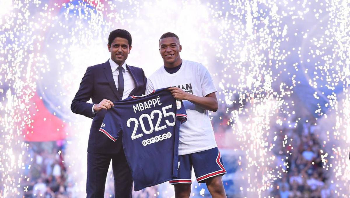 Nasser Al-Khelaifi junto a Mbappé, crack que renovó hasta el 2025 con el PSG.