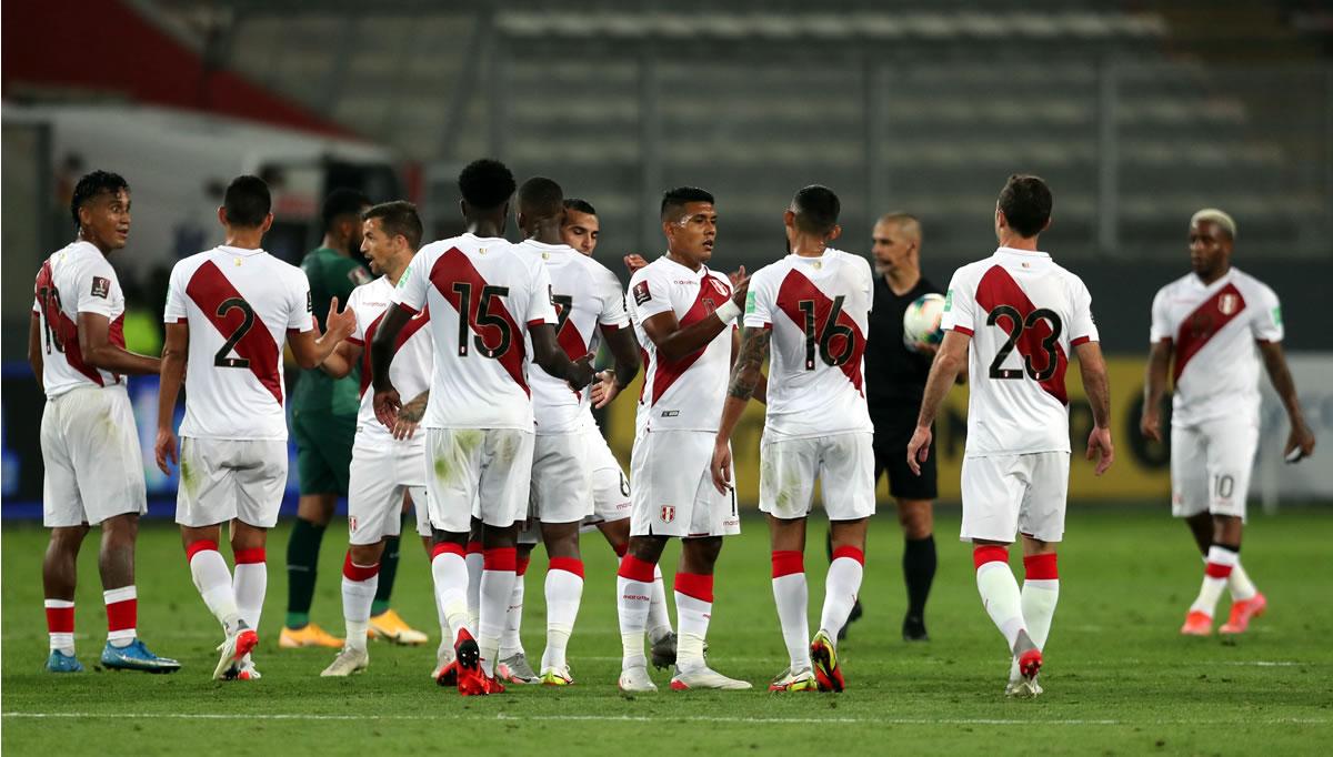 Jugadores de Perú celebran el triunfo ante Bolivia al finalizar un partido.
