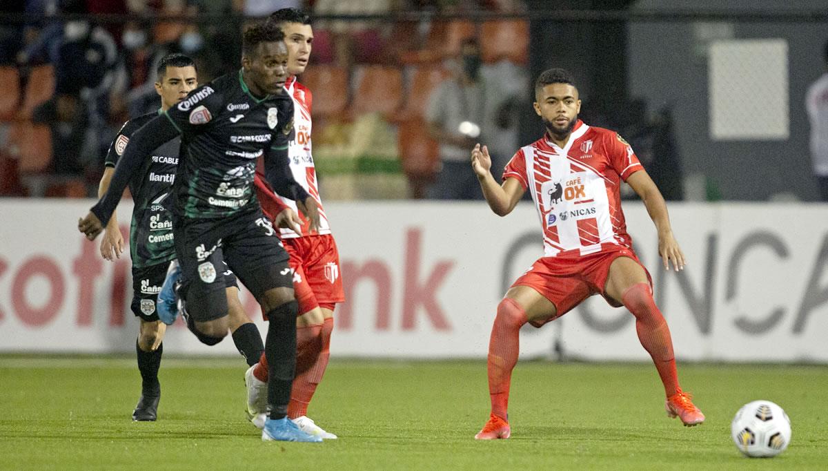 Brayan Castillo corriendo por el balón.