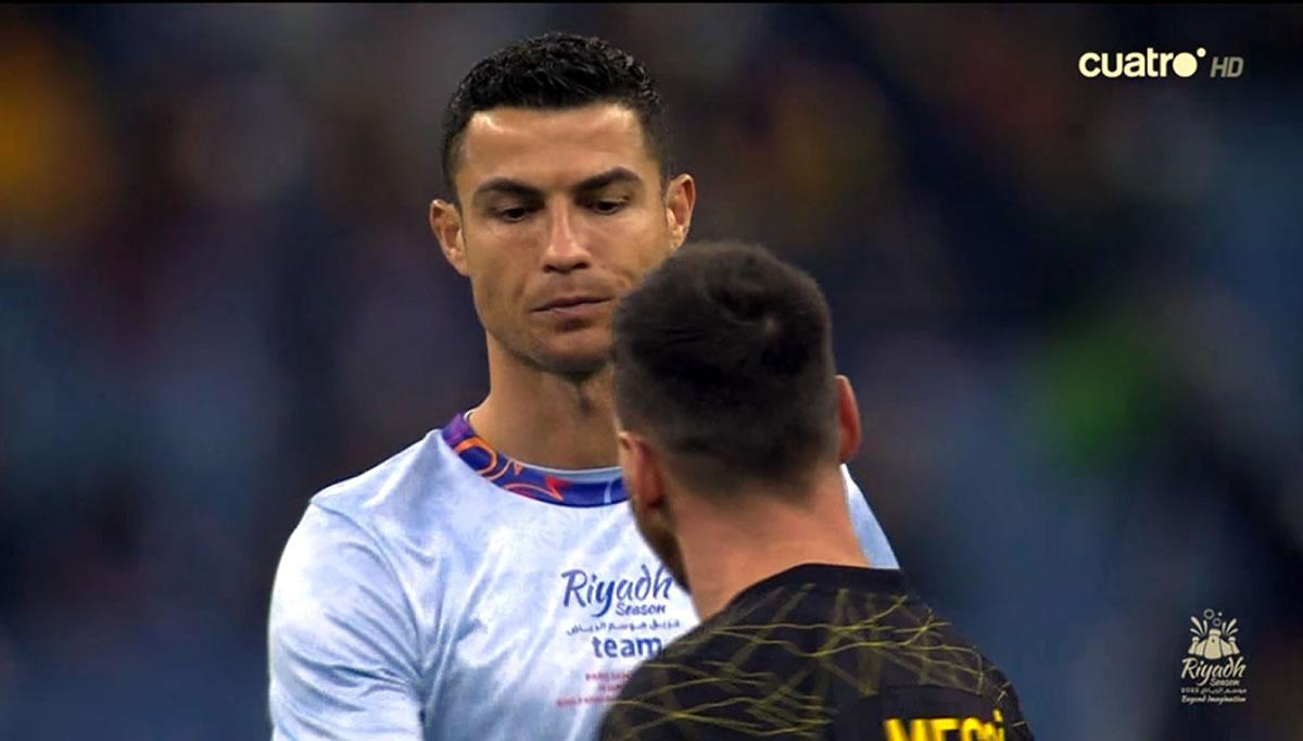 Así fue el saludo entre Cristiano Ronaldo y Messi.