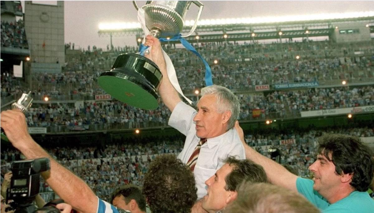Arsenio Iglesias con la Copa del Rey que ganó con el Deportivo de La Coruña.