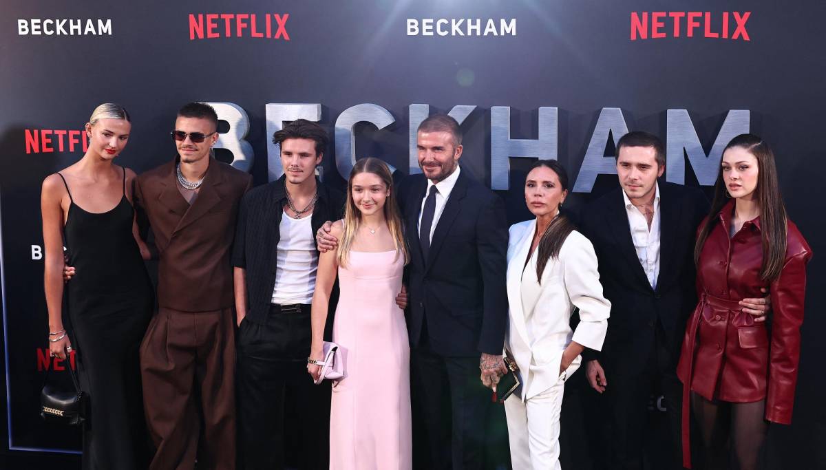 El ex futbolista David Beckham y su esposa Victoria Beckham posan en la alfombra roja con sus hijos y socios (desde la izquierda) Mia Regan, Romeo Beckham, Cruz Beckham, Harper Beckham, Brooklyn Beckham Nicola Peltz Beckham a su llegada para asistir al estreno de “Beckham” en Londres el 3 de octubre de 2023.