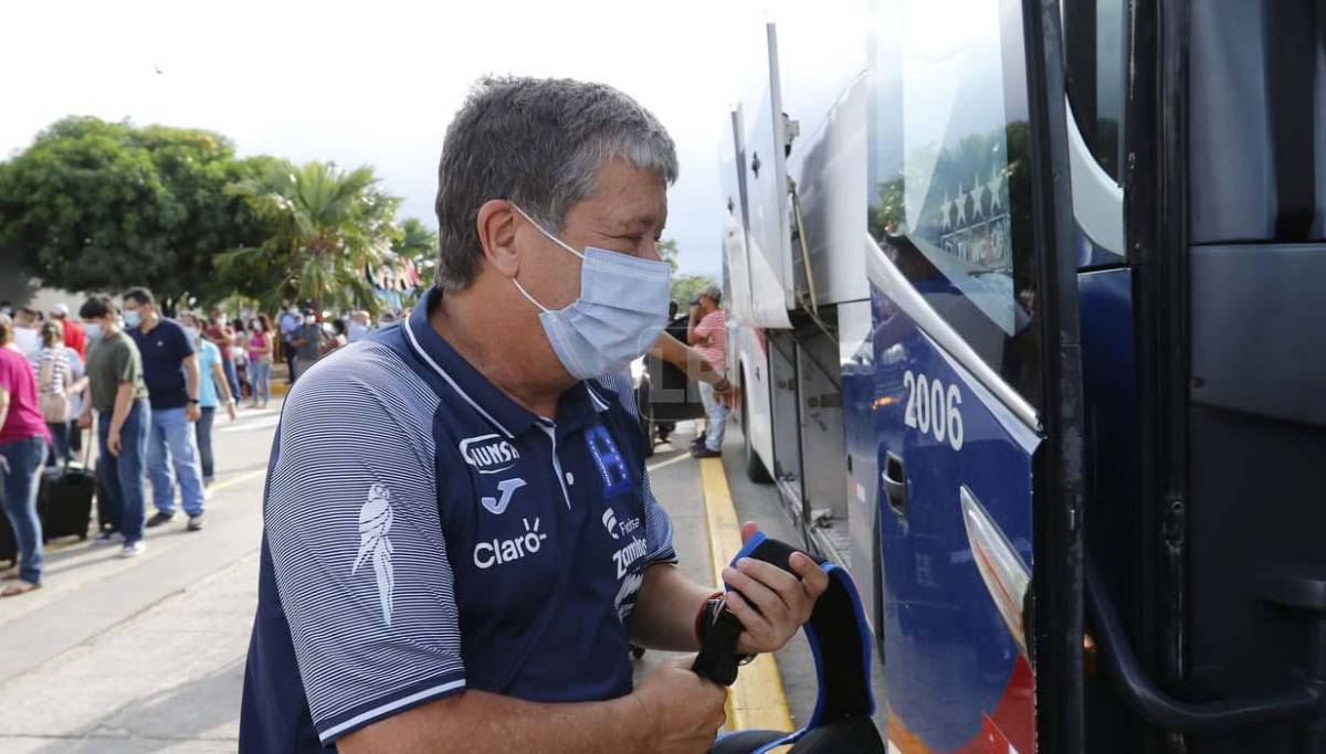 “Bolillo” Gómez y el resto de la selección de Honduras llegó este miércoles procedente de Costa Rica.