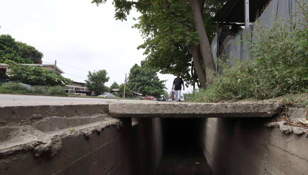 Peligro en la 27 calle por falta de tapaderas en canal de aguas lluvias