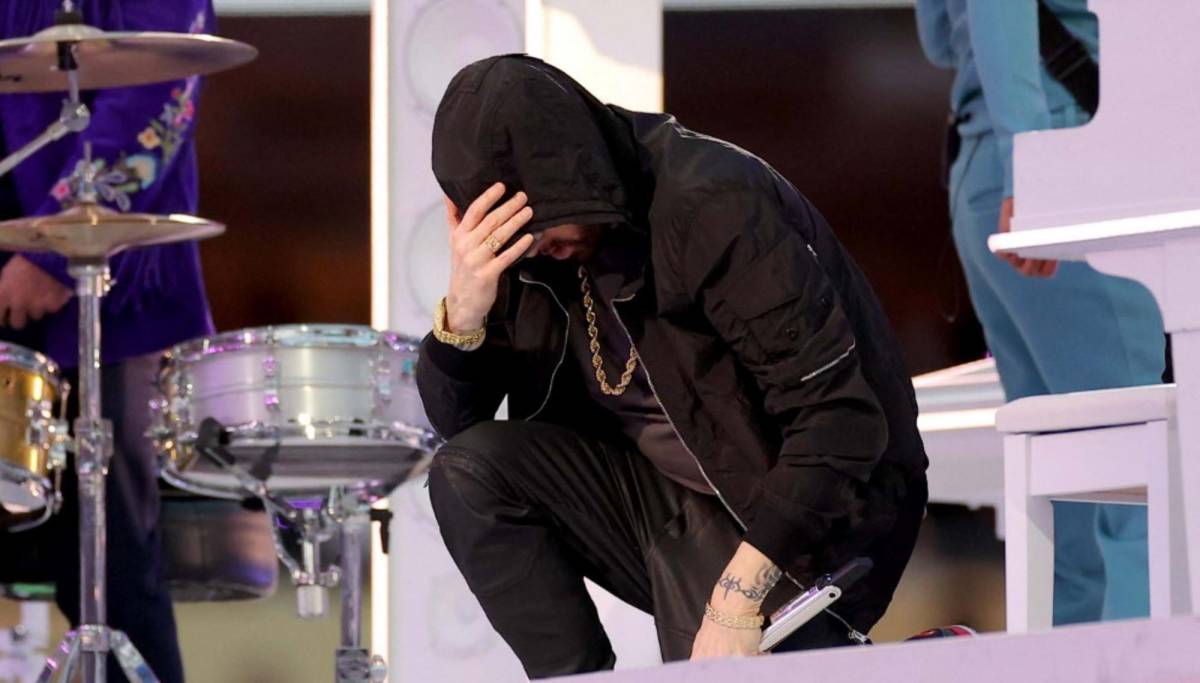 Eminem se arrodilló durante el Super Bowl y su gesto se volvió viral.