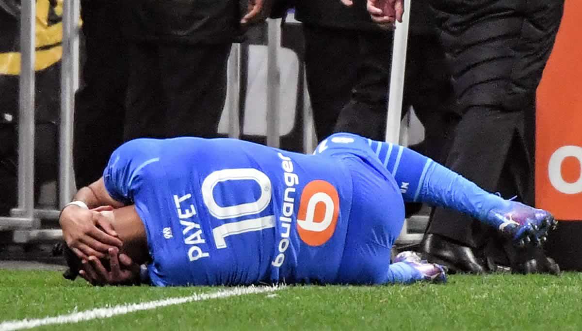 El futbolista francés del Marsella quedó tendido en el suelo tras el impacto de la botella llena de agua en su cabeza.