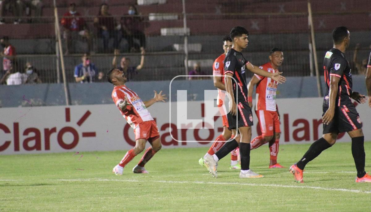 El grito de Alexander Aguilar tras marcar el empate cocotero.