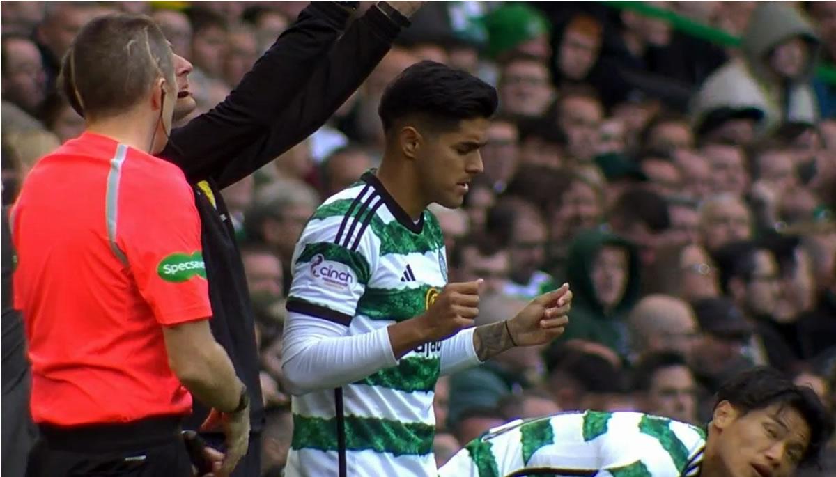 Luis Palma agradeciendo a Dios por su debut con el Celtic Glasgow.